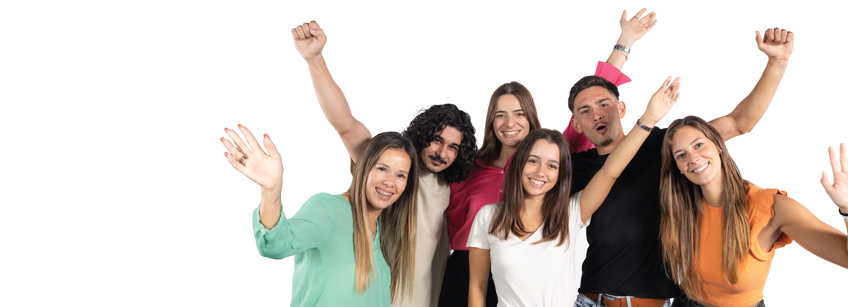 Estudantes do Politécnico de Setúbal a festejar e a sorrir, de braços para cima