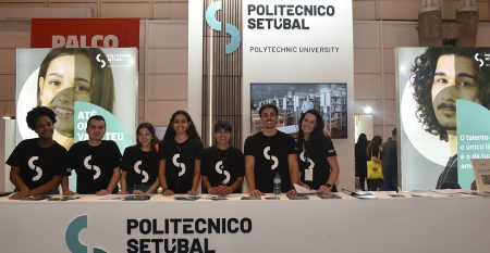Futuralia_2025 Estudantes do Politécnico de Setúbal no balcão do espaço da instituição na Futurália