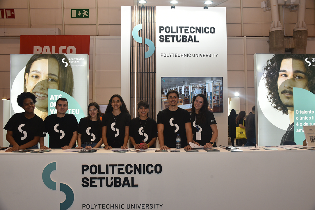 Estudantes do Politécnico de Setúbal no balcão do espaço da instituição na Futurália