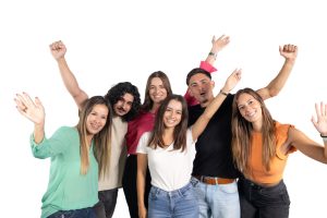 Estudantes do Politécnico de Setúbal a festejar, sorrindo com os braços para cima