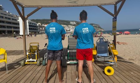 Estudantes apoiam banhistas com mobilidade reduzida em Sesimbra e Setúbal